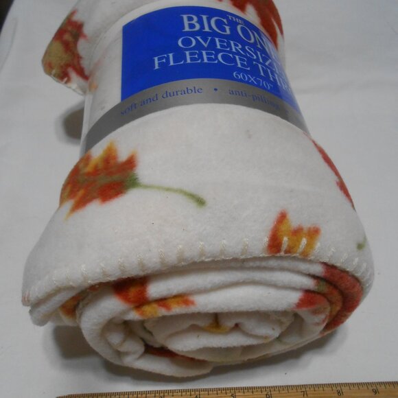 KOHLS NEW THE BIG ONE OVERSIZED FLEECE BLANKET THROW FALL LEAVES DESIGN 60X70" - Picture 5 of 9